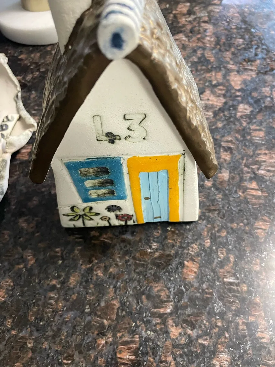 Bizarro ceramics house - Image 1