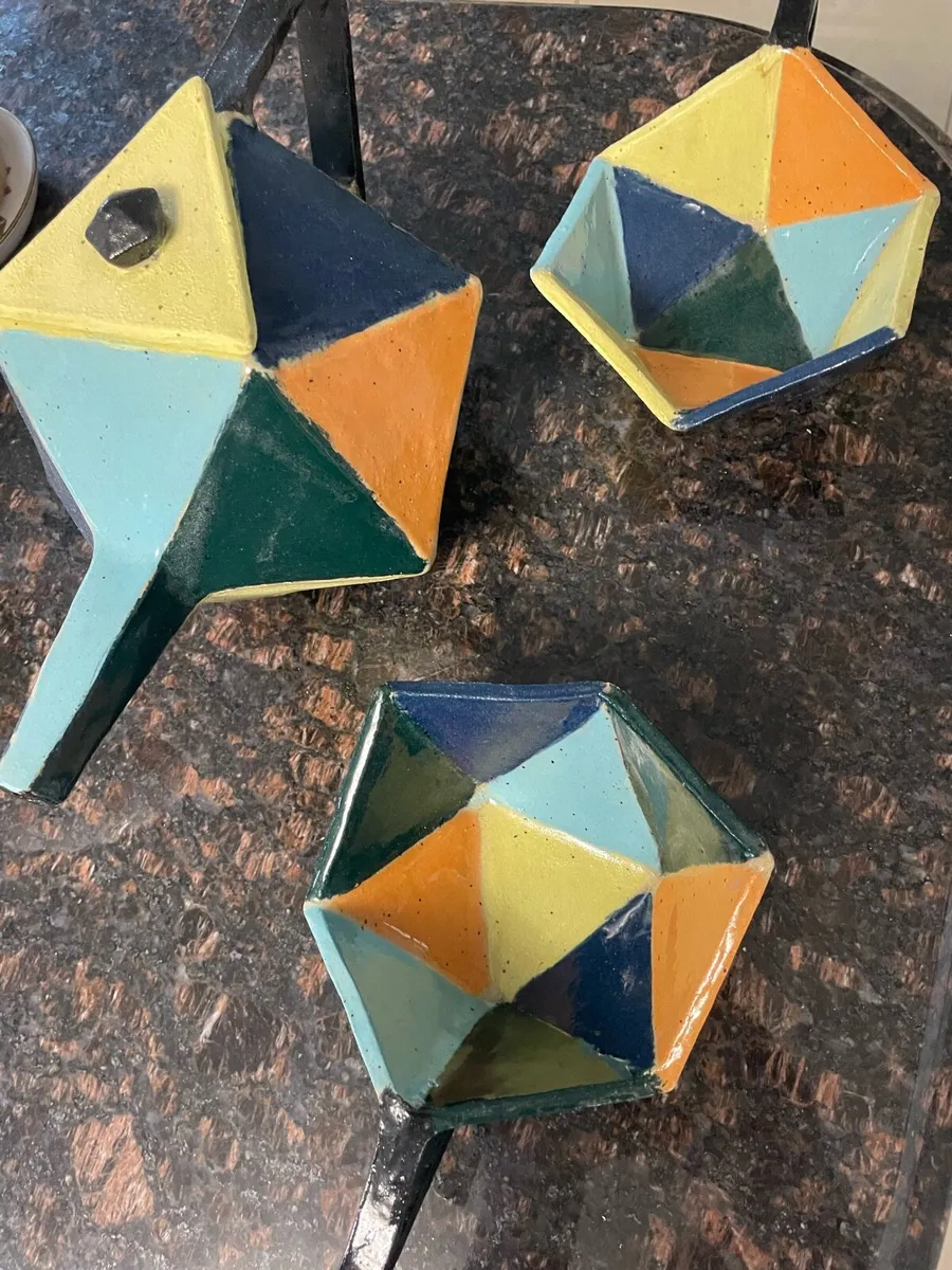 Ceramic art tea pot and 2 cups - Image 1