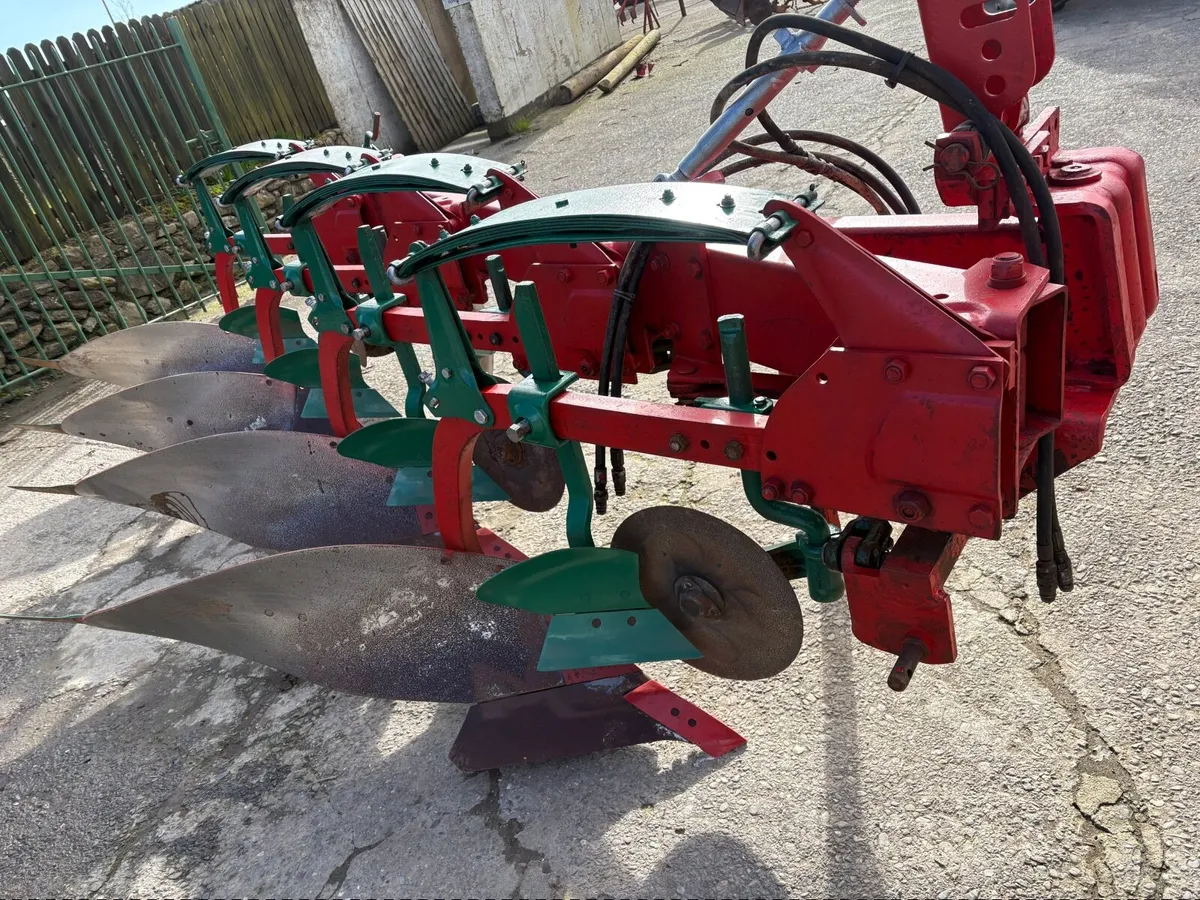 Kverneland AD Hyd Vari Width Plough - Image 2