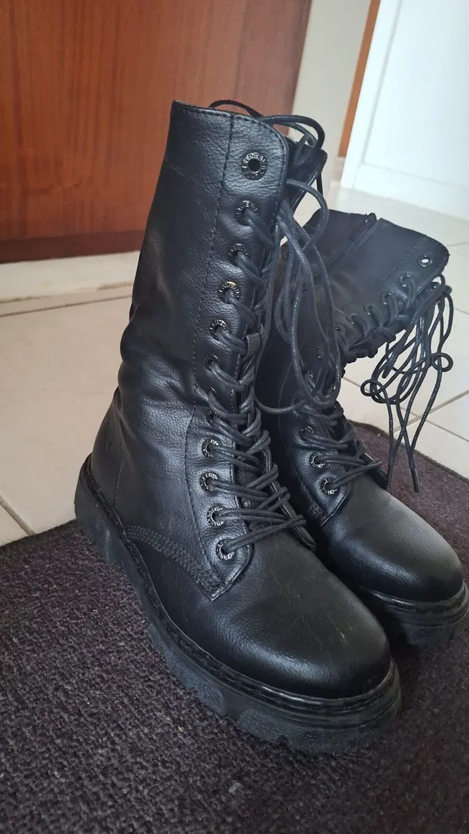 Boots size 6 - Image 1