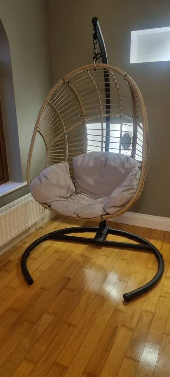Swinging egg chair, comfortable,  sturdy - Image 1