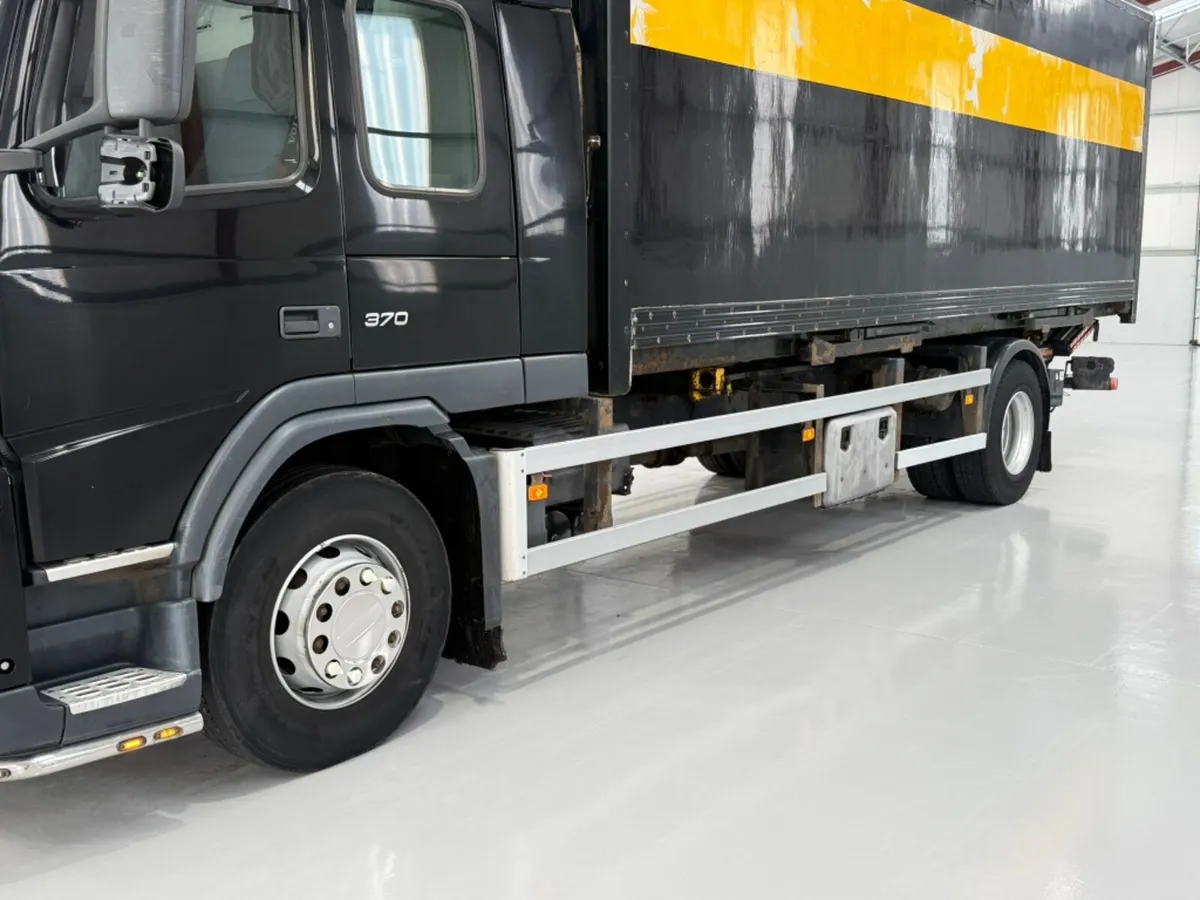 2010 VOLVO FM 370 BOX TRUCK - Image 4
