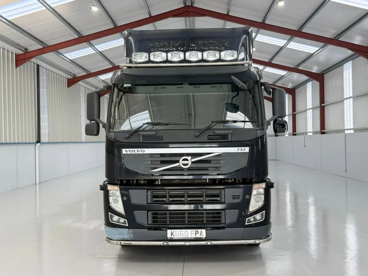 2010 VOLVO FM 370 BOX TRUCK - Image 2