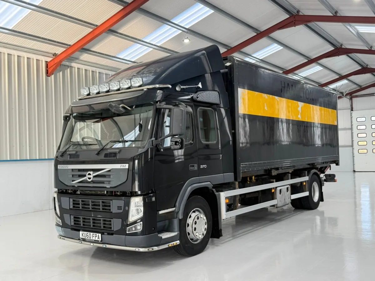 2010 VOLVO FM 370 BOX TRUCK - Image 3