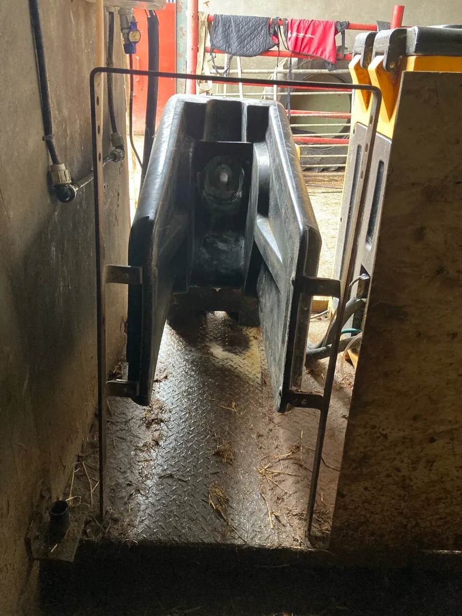 HIRE JFC Automatic Calf Feeder - Image 3