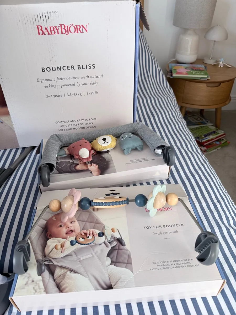 Babybjorn bouncer with two toy bars - Image 1
