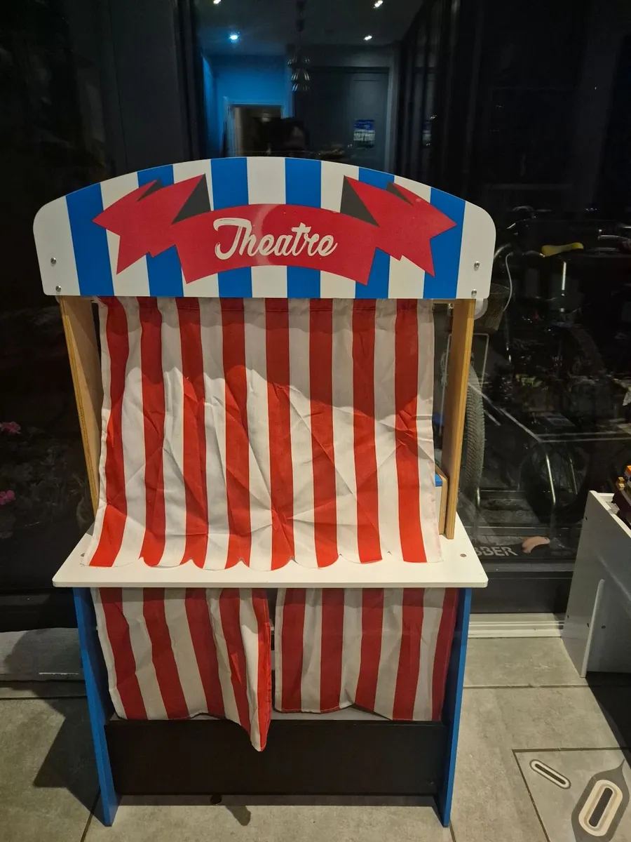 Wooden toy shop / theatre - Image 2
