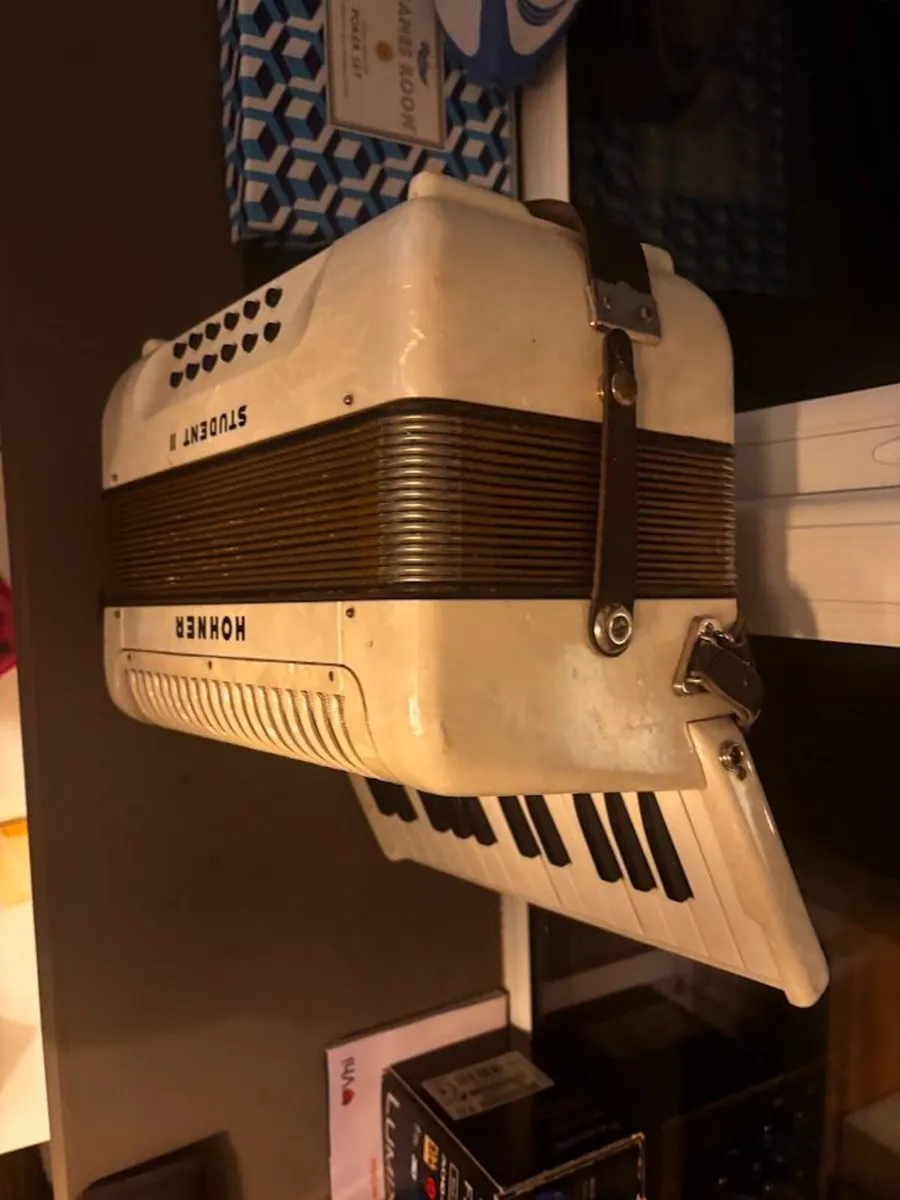 Hohner Student 2 Accordian - Image 2