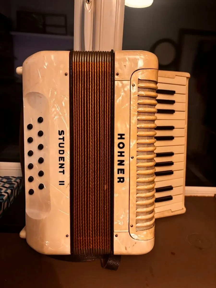 Hohner Student 2 Accordian - Image 3