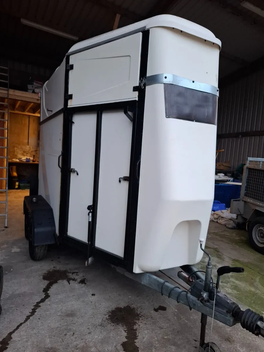 Horse box - Image 1