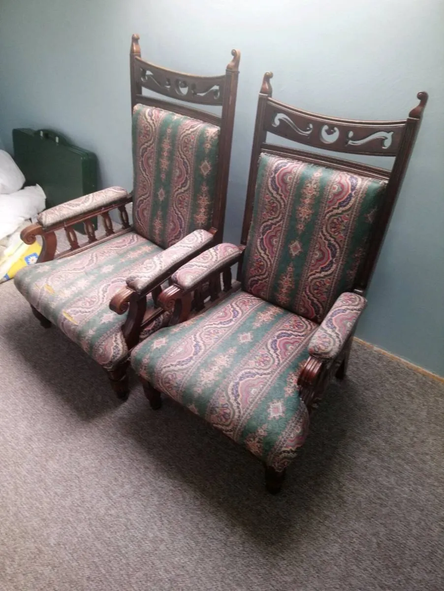 Two armchairs and 6 chairs - Image 1