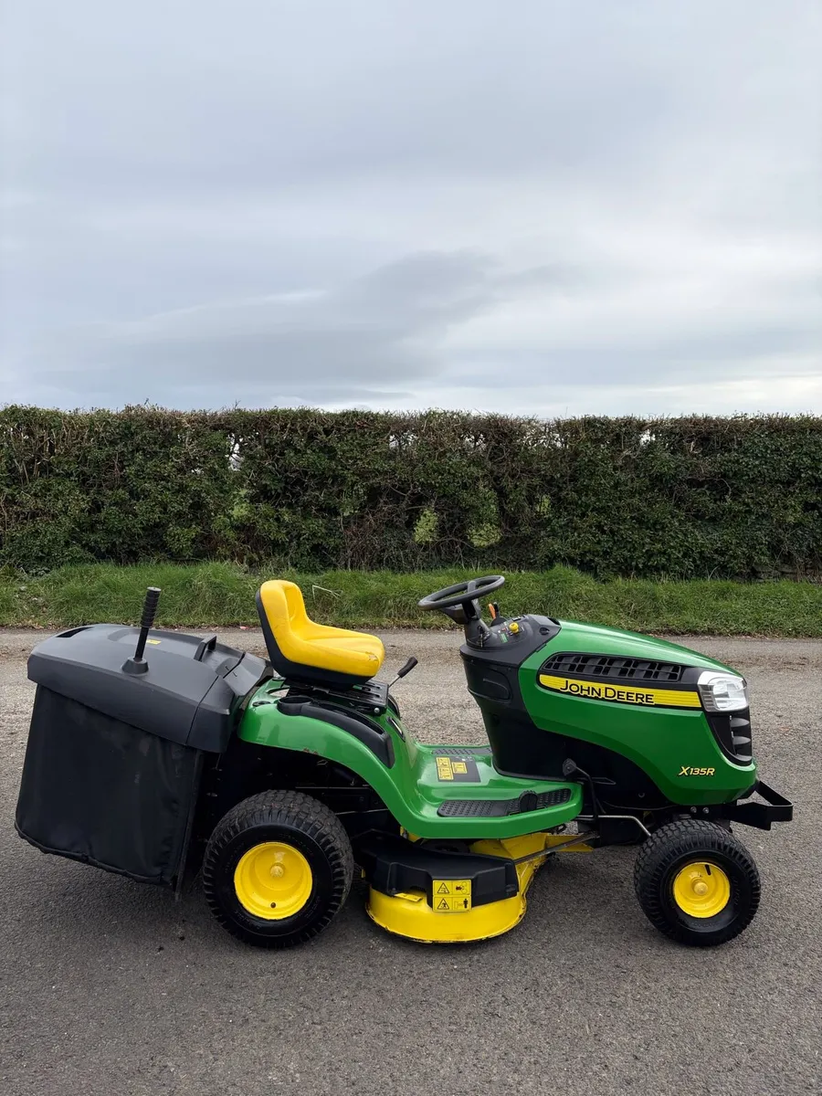 John Deere Ride on Lawnmower - Image 2