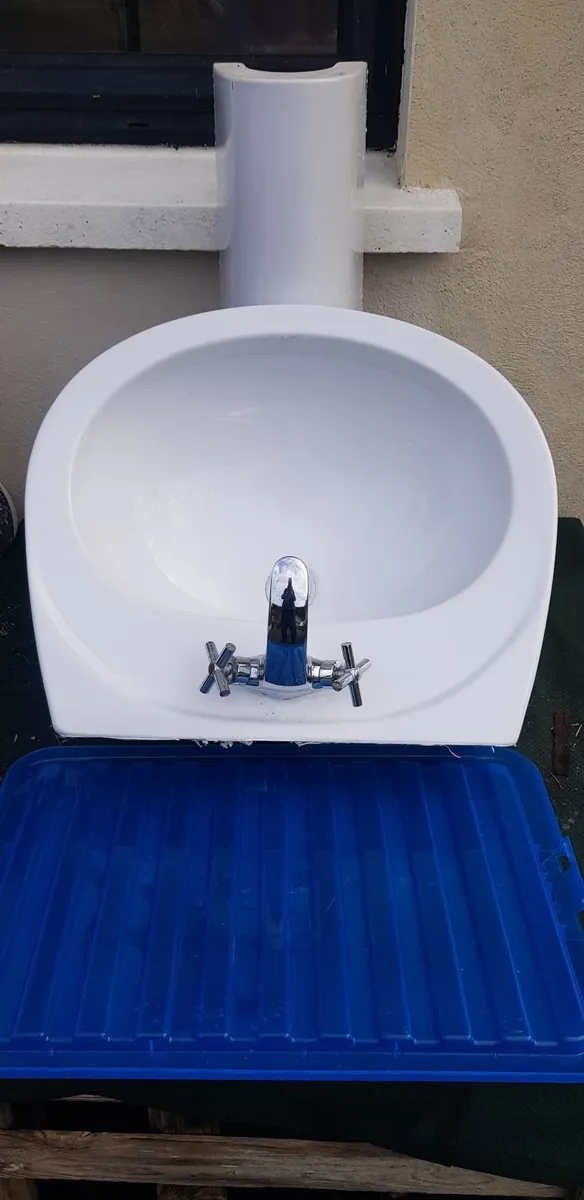 Pedestal sink and mixer taps