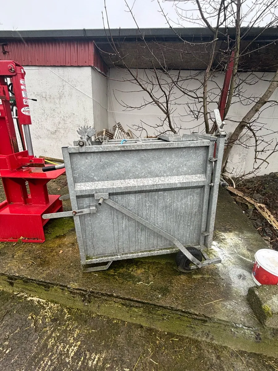 Calf dehorning crate - Image 1