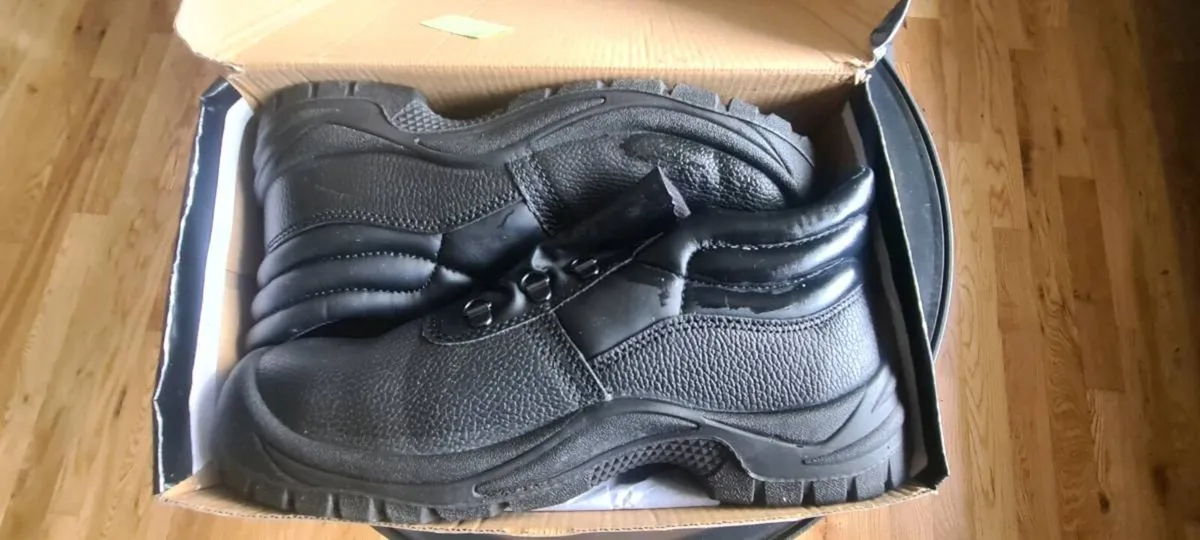 Size 9 safety boots - Image 1