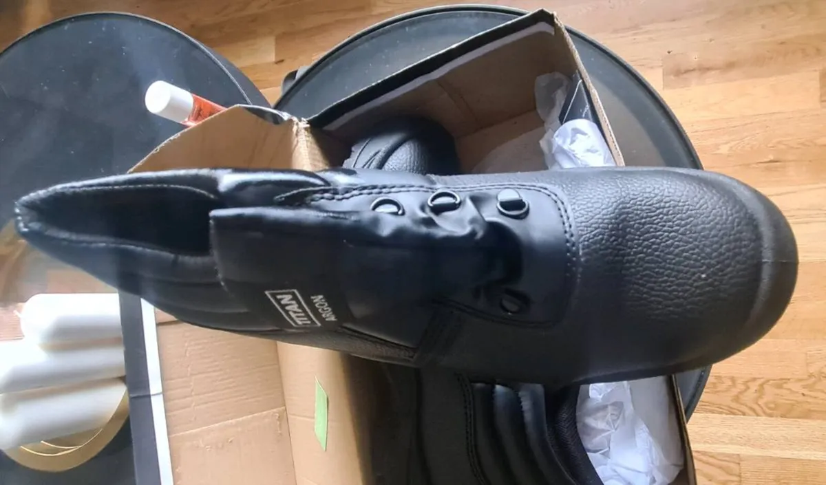 Size 9 safety boots - Image 2