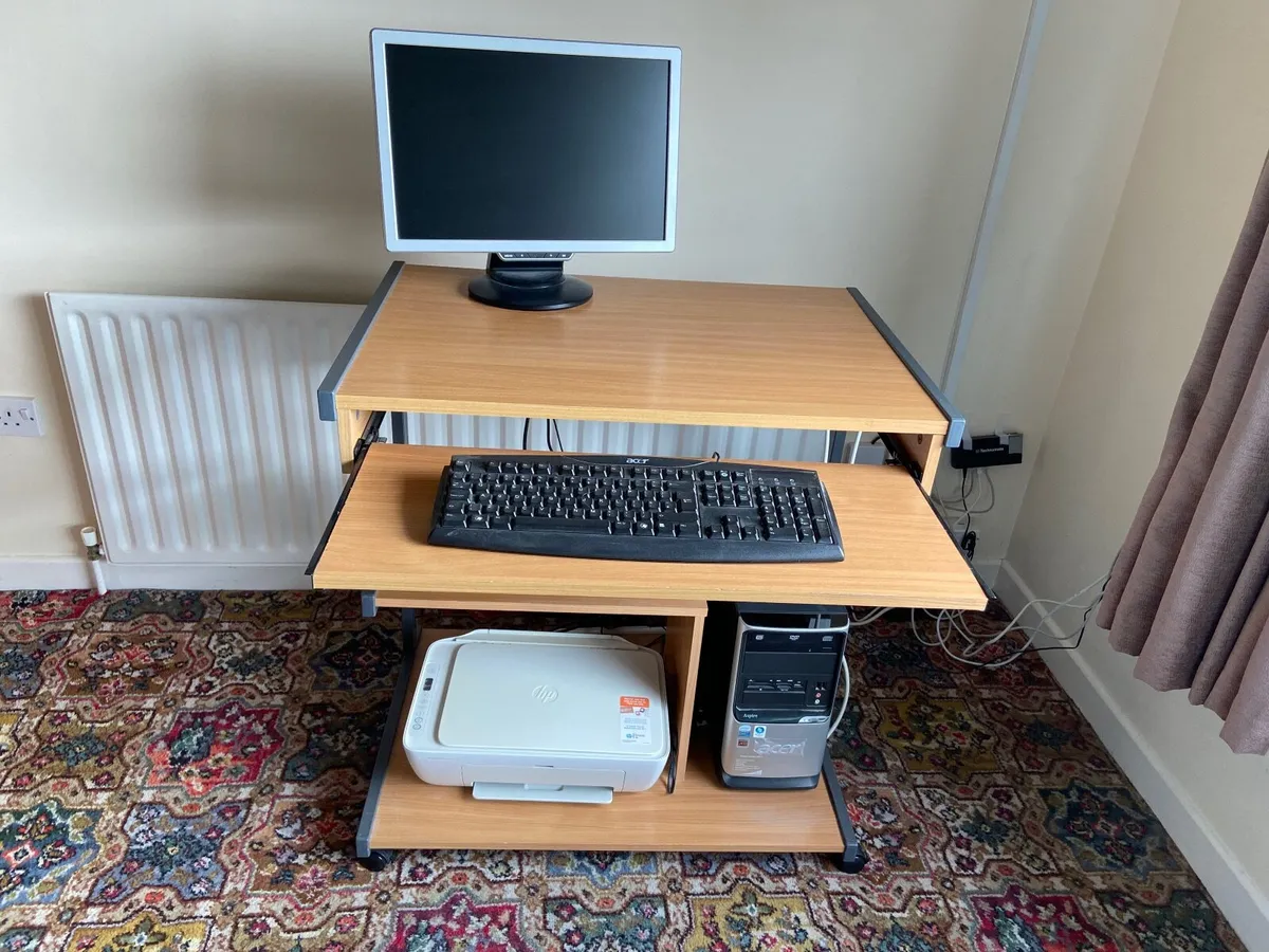 Computer desk - Image 1
