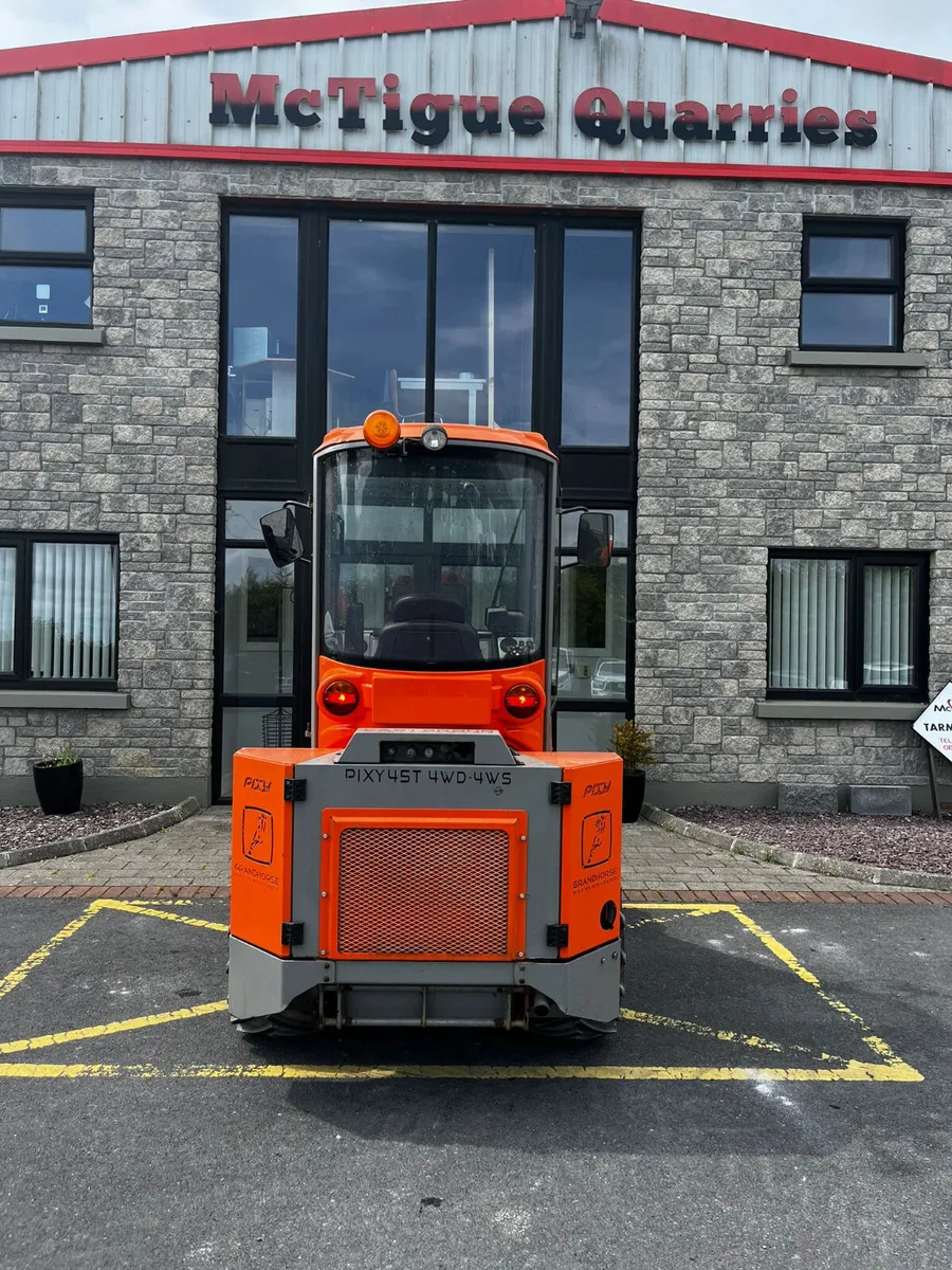 Castgroup Pixy 45-T Compact Wheeled Loader - Image 4