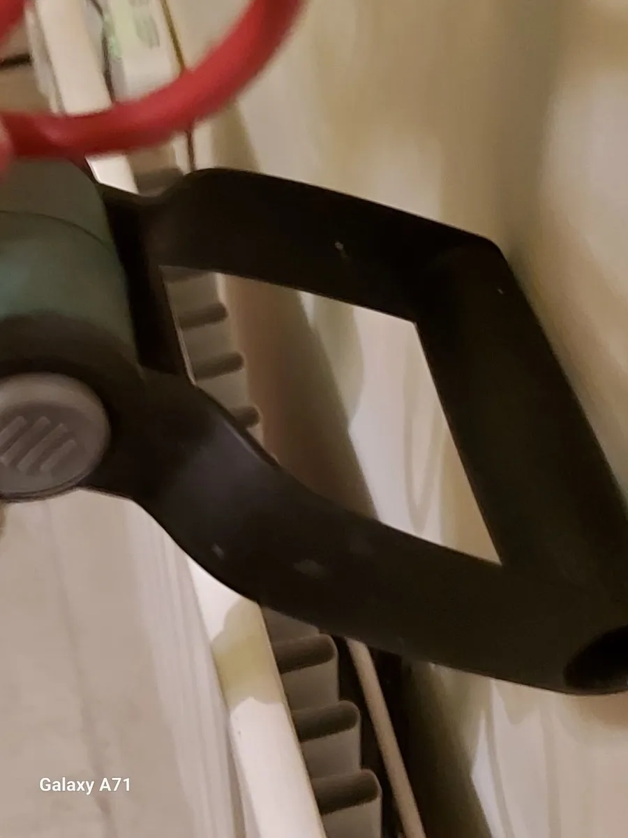 Bosch Easy 23cm Garden Strimmer, great condition - Image 3