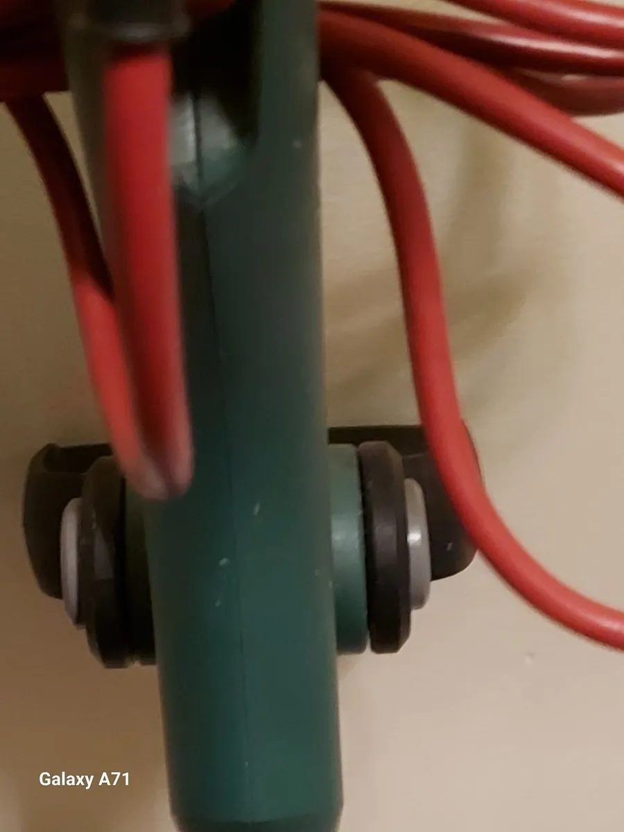 Bosch Easy 23cm Garden Strimmer, great condition - Image 4