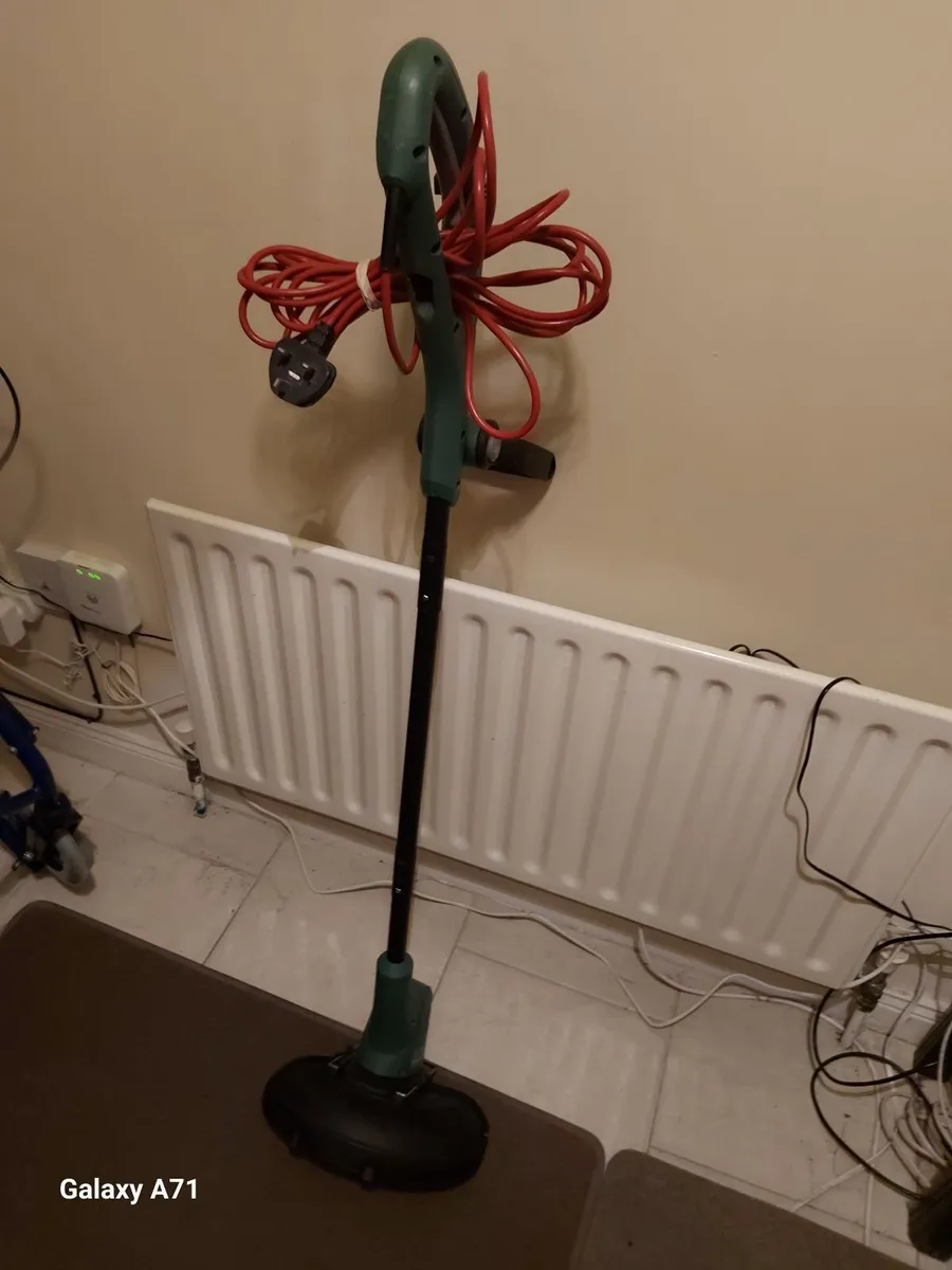 Bosch Easy 23cm Garden Strimmer, great condition - Image 1