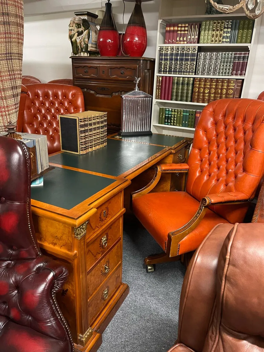 Stunning Chesterfield sofa - Image 3