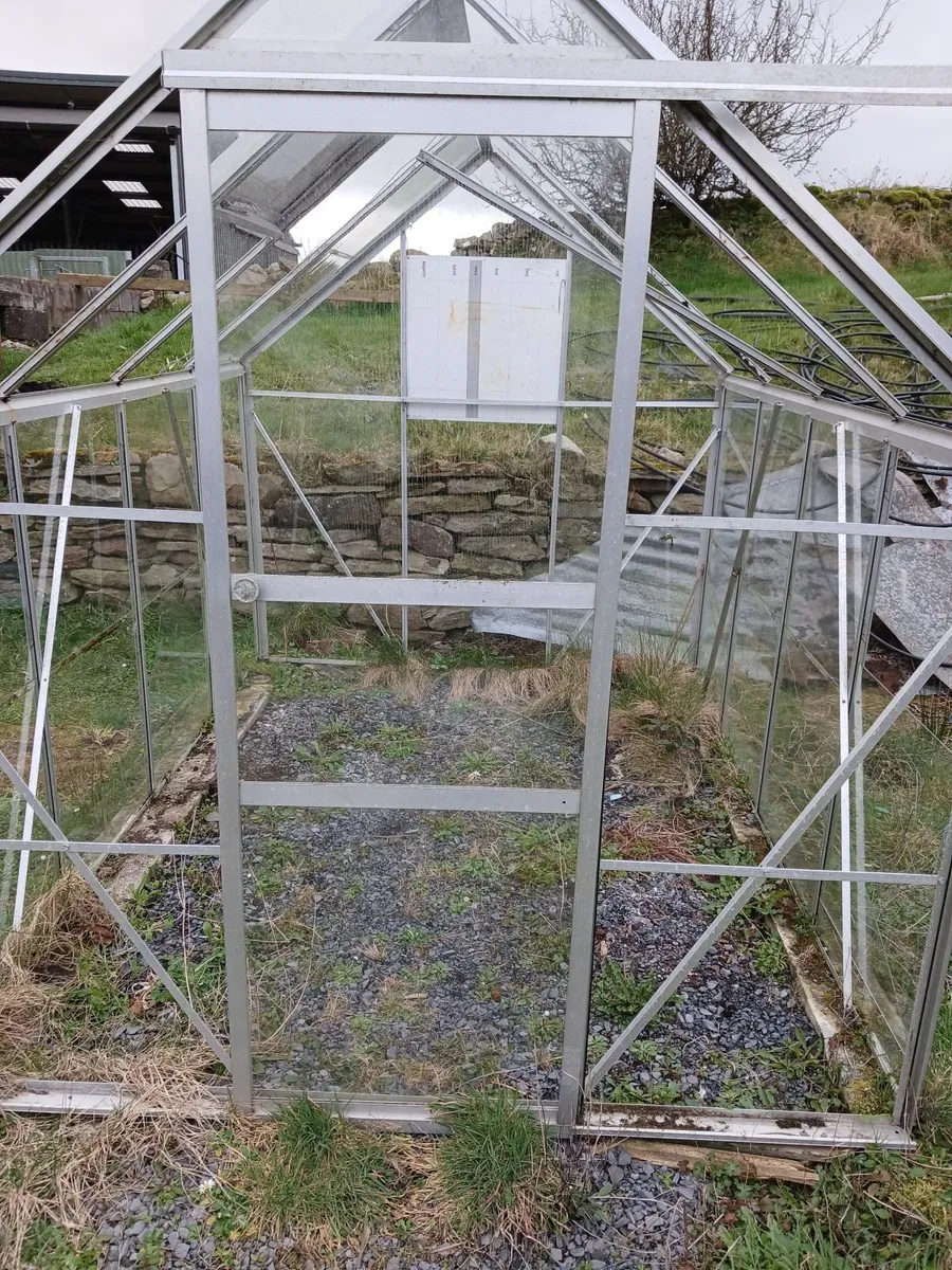 Glass house - Image 2