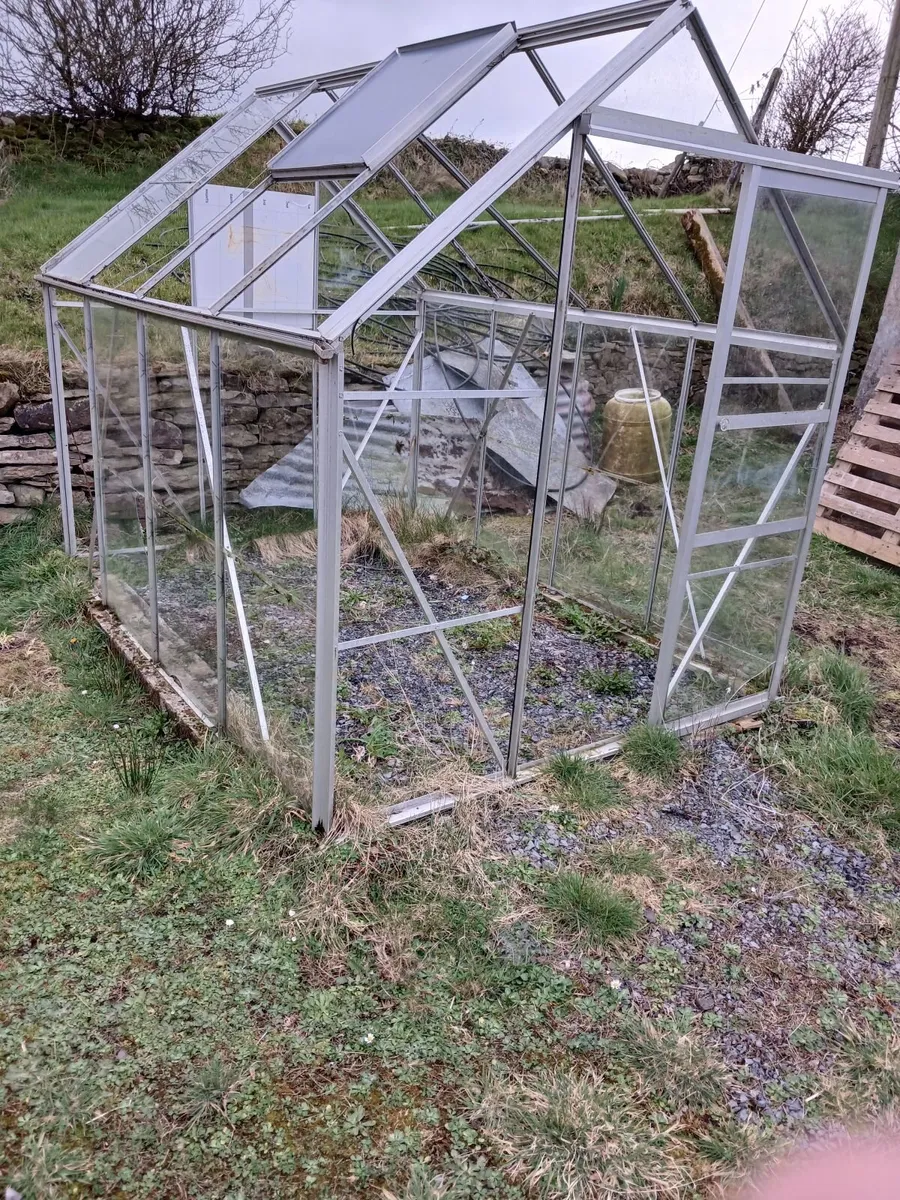 Glass house - Image 1