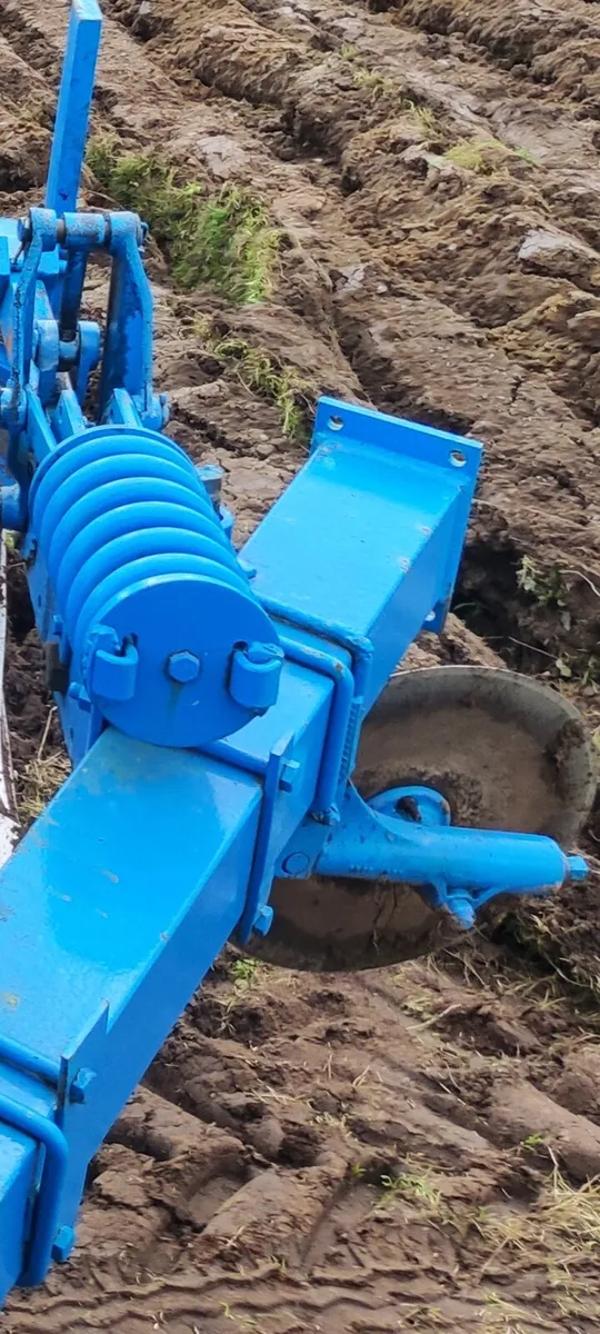 Fiskars
3 furrow plough/ Combine 8040/Zon banger - Image 3