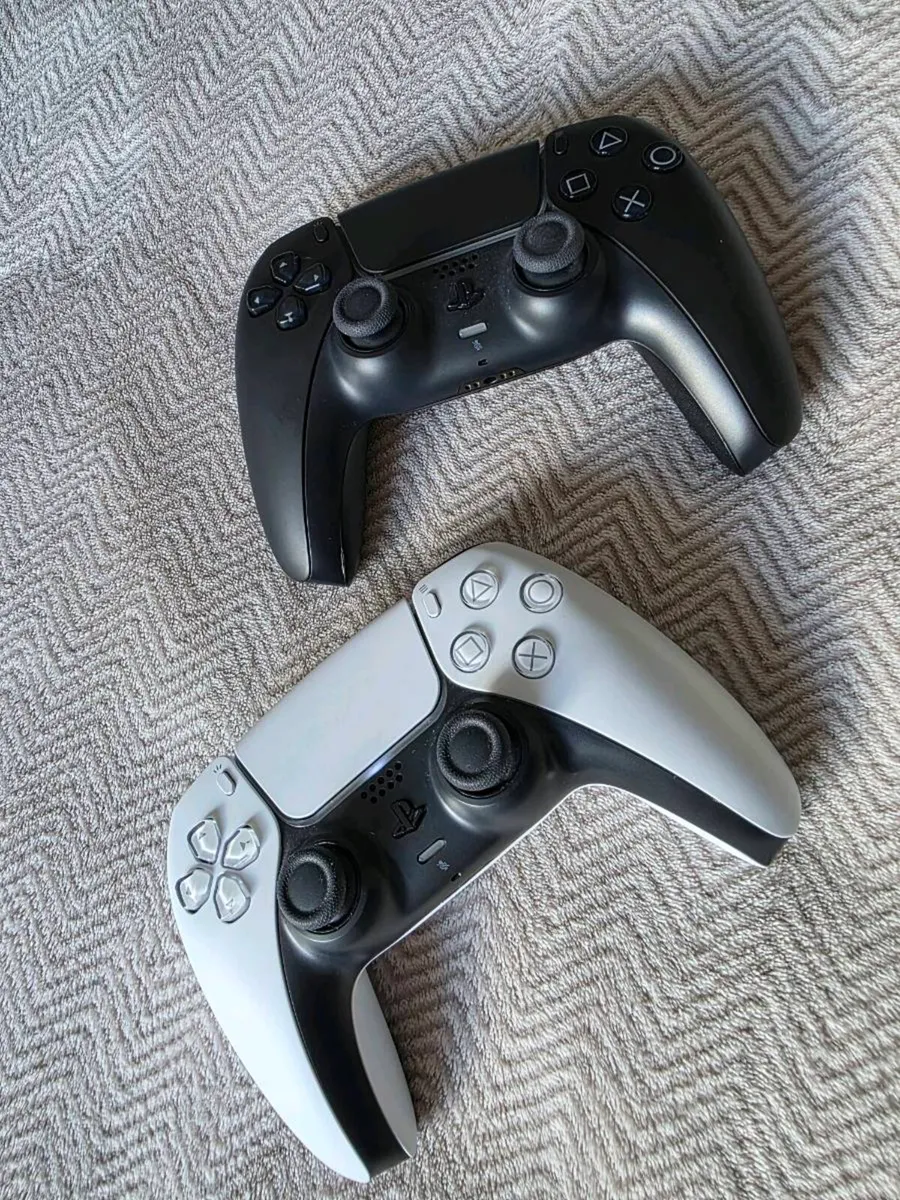 PS 5 with 2 dual sense - Image 3