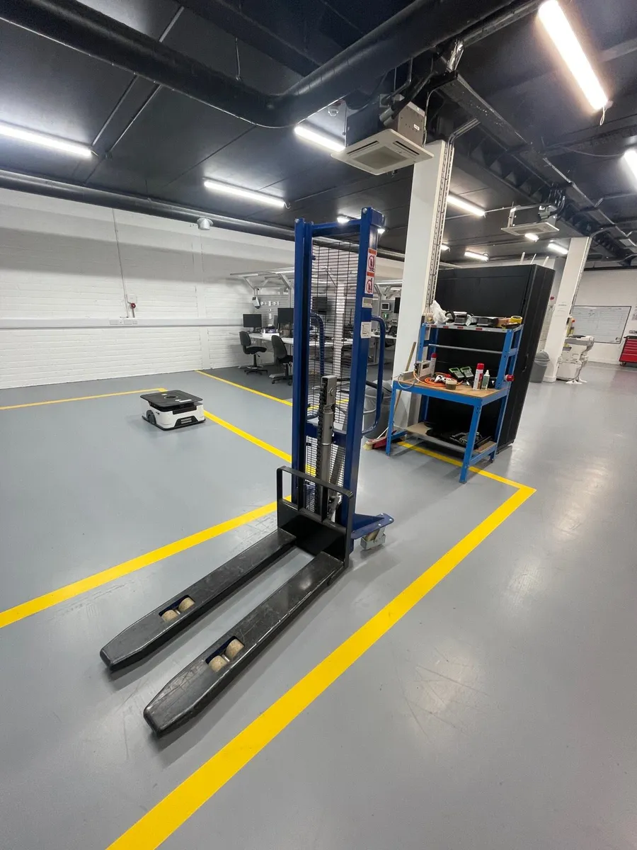 Manual Stacker fork lift - Image 2