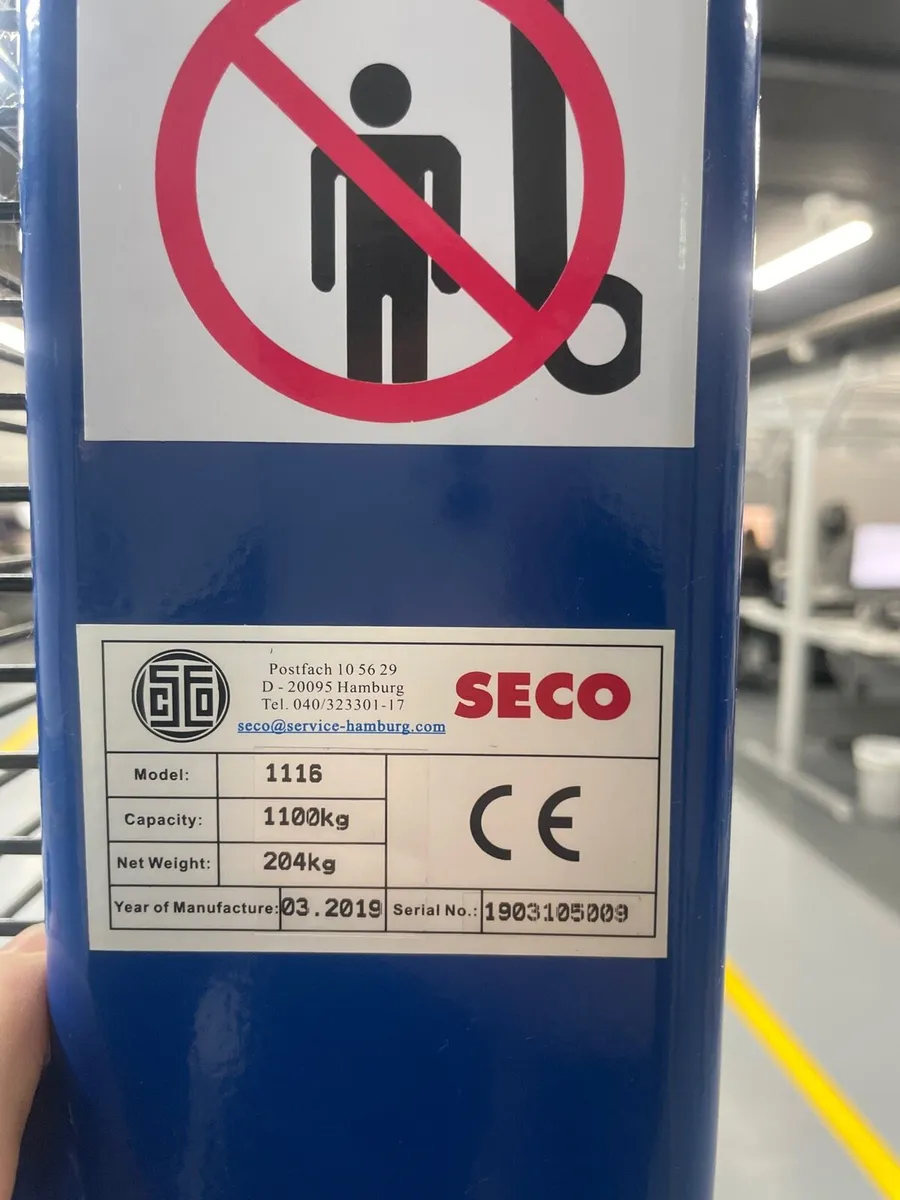 Manual Stacker fork lift - Image 3