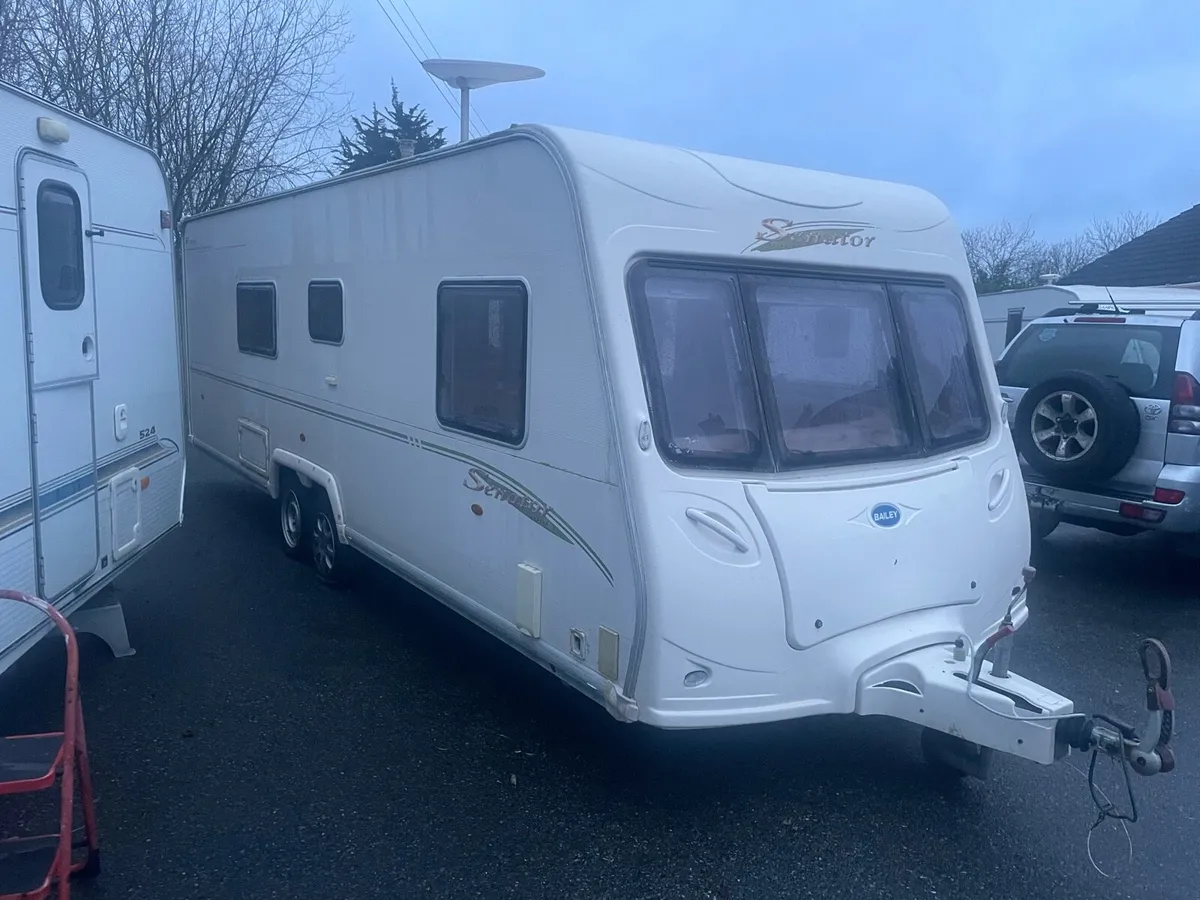 Fixed bed caravan - Image 2