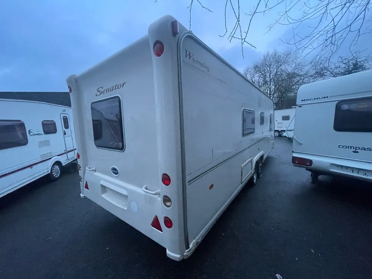 Fixed bed caravan - Image 3