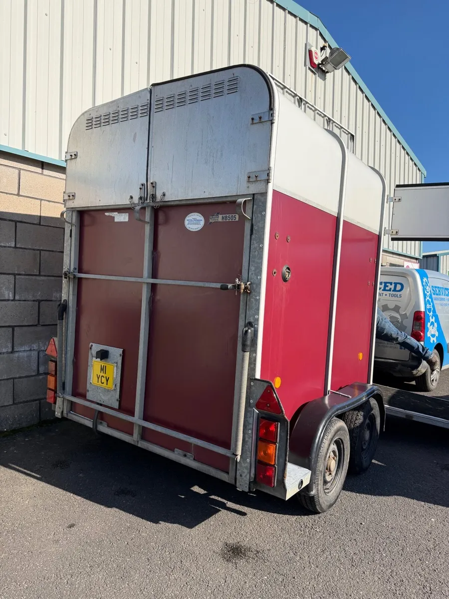 2005 HB505 horse trailer box red  horsebox - Image 2