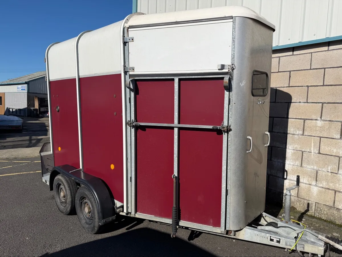 2005 HB505 horse trailer box red  horsebox - Image 1