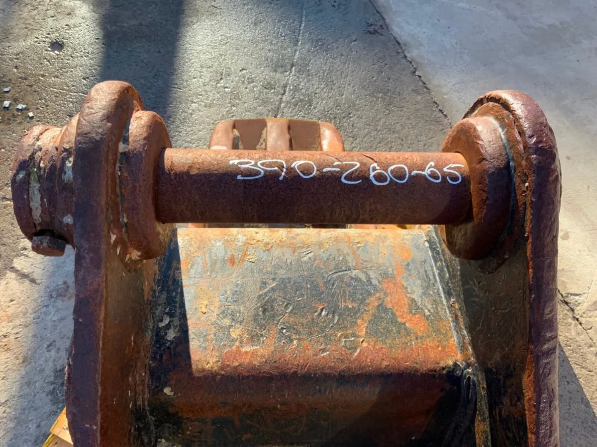 18" GEITH DIGGING BUCKET.....65mm PINS.....737p. - Image 4