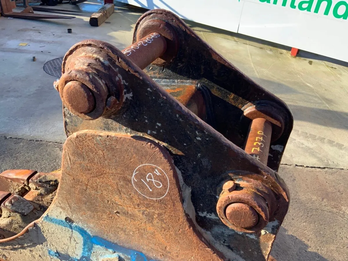 18" GEITH DIGGING BUCKET.....65mm PINS.....737p. - Image 3