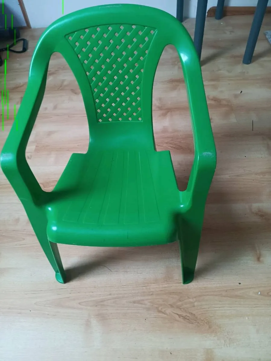 Kids table and chairs - Image 2