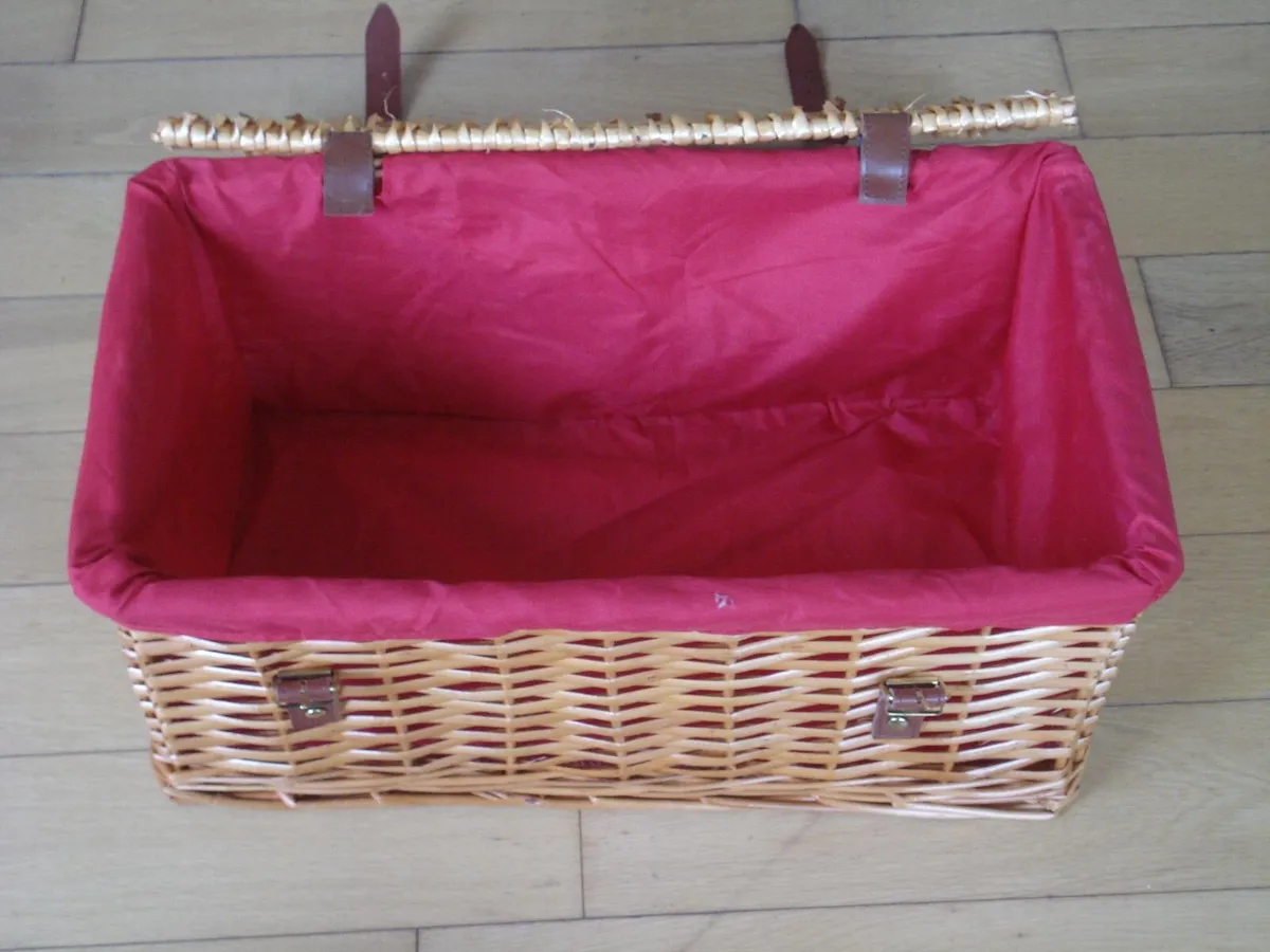 PICNIC /STORAGE/VINTAGE CAR / WICKER  WORK BASKET. - Image 1