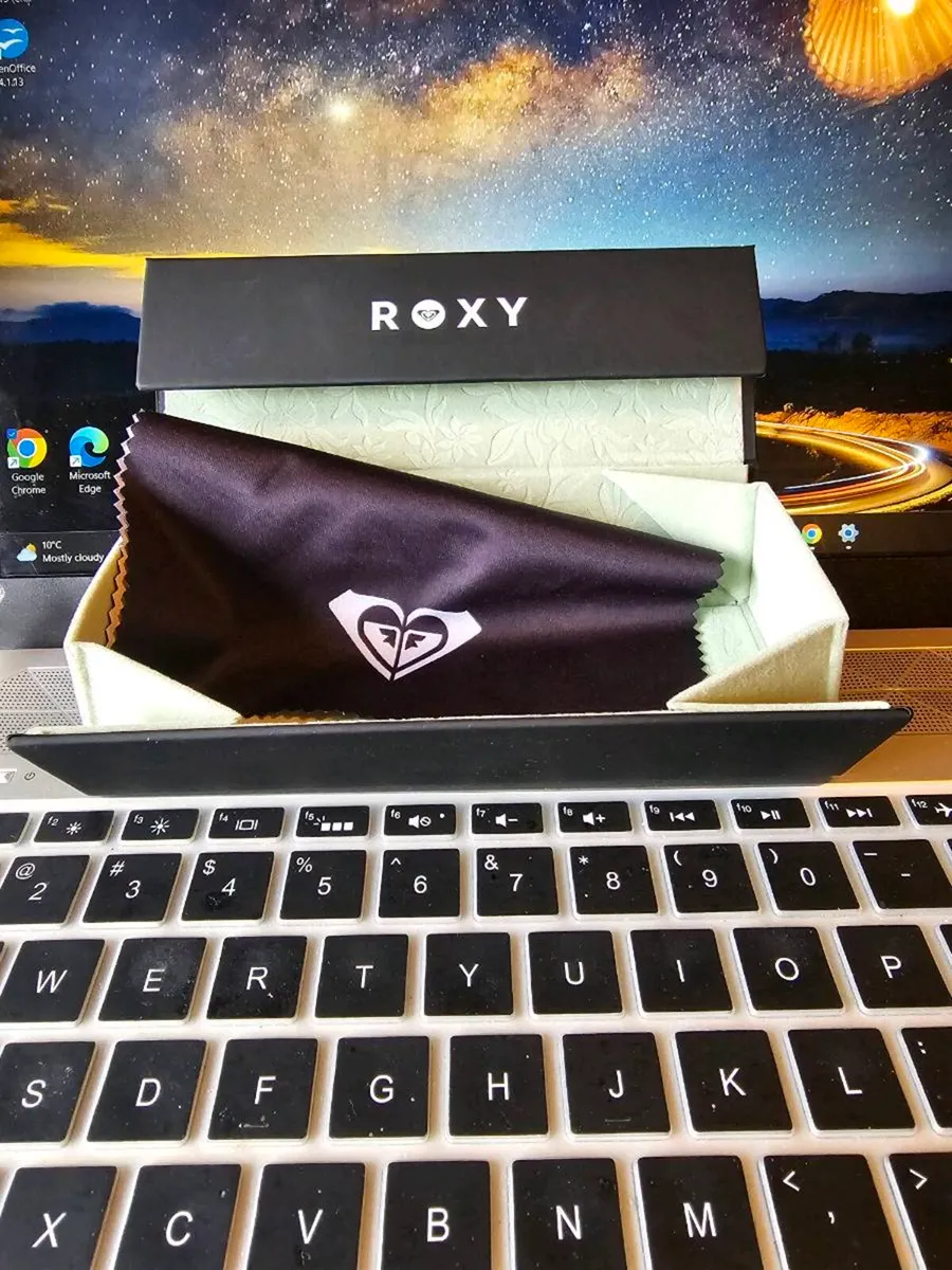 Roxy Folding Glasses Case / Brand New - Image 1
