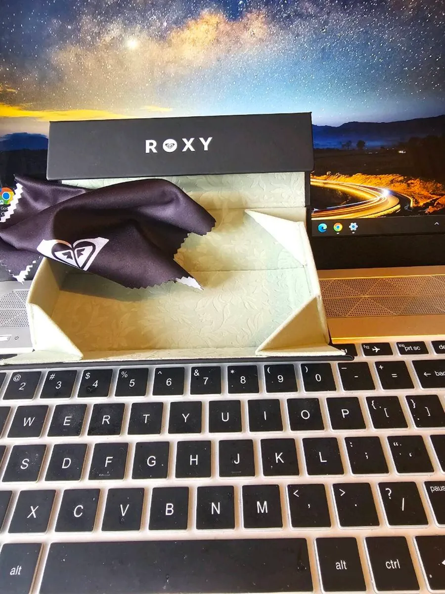 Roxy Folding Glasses Case / Brand New - Image 2