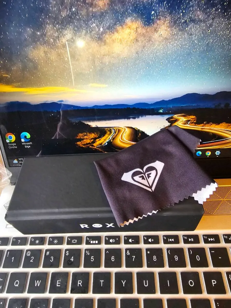 Roxy Folding Glasses Case / Brand New - Image 3