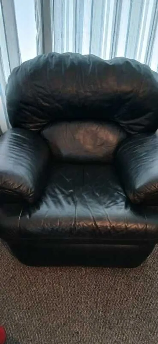 Kitchen Table and 6 chairs and 2 recliner sofas - Image 4