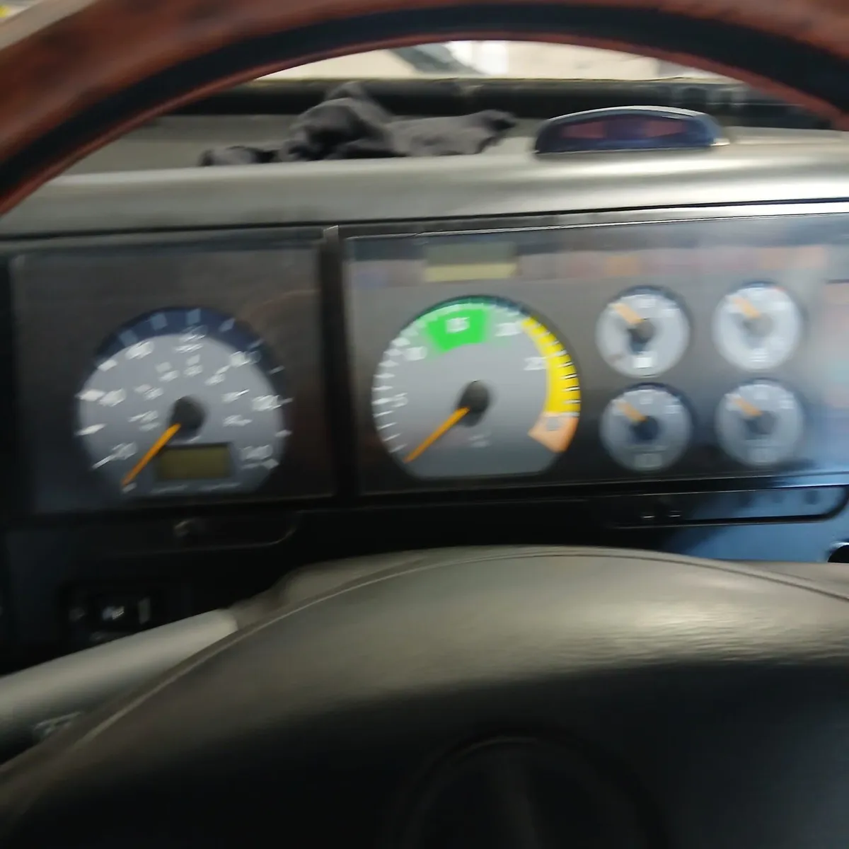 Buses & coaches - Image 4