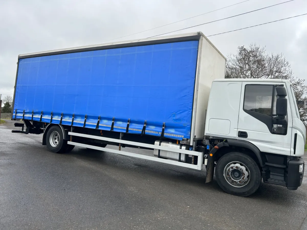 2018 iveco 18 ton Curtainsider only 108kms - Image 4