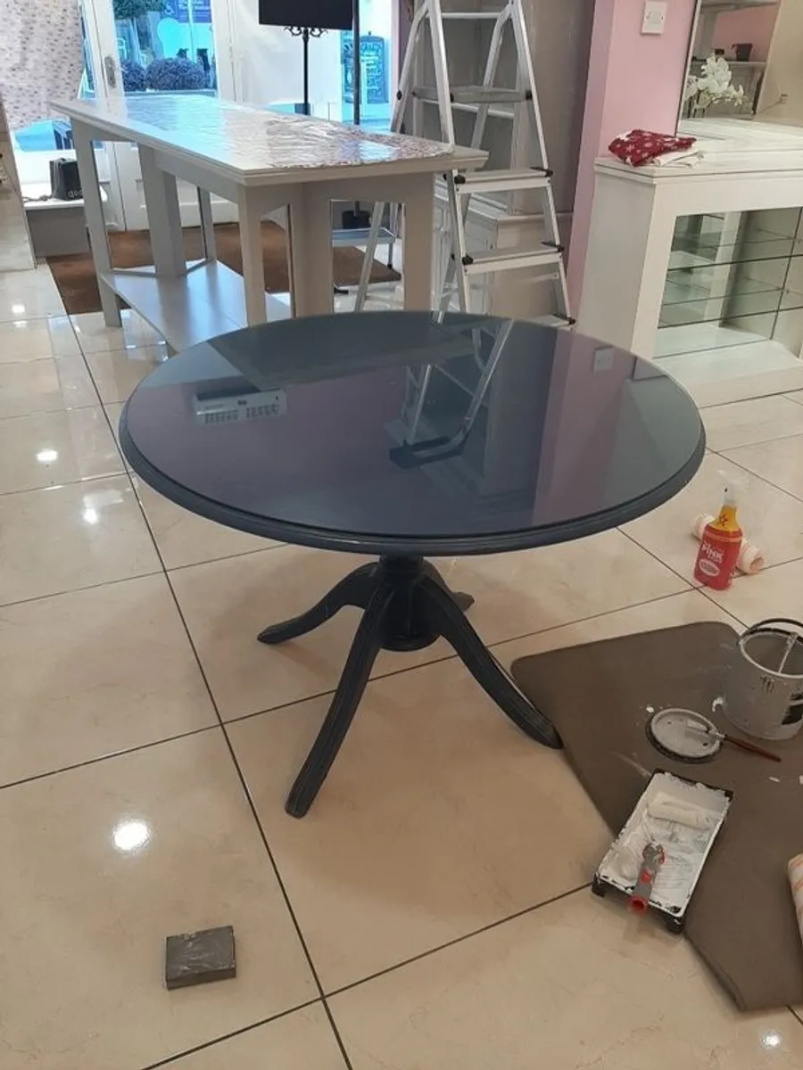 Round table with toughened glass - Image 1