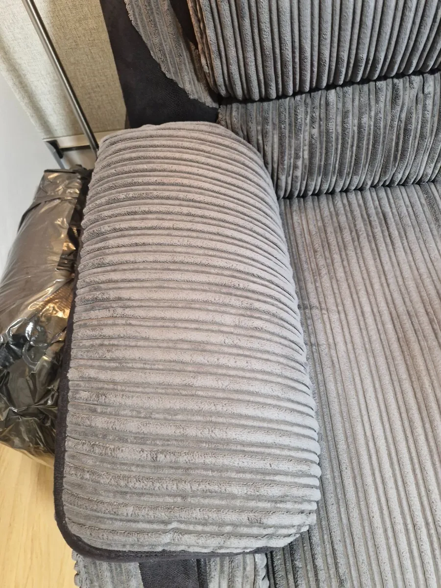 3 seater sofa for sale. - Image 3