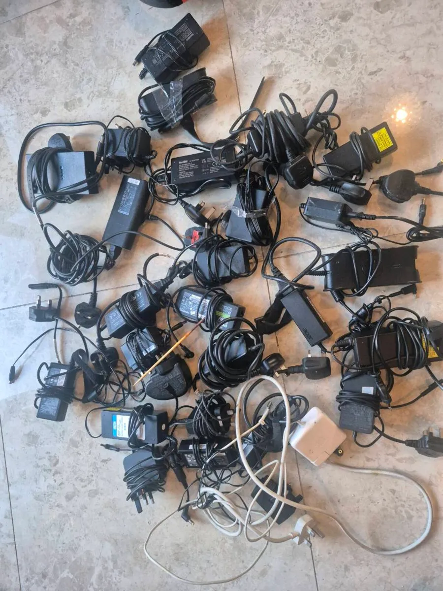 JOB LOT OF MIXED LAPTOP CHARGERS 27 AND TOTAL DUBL - Image 2