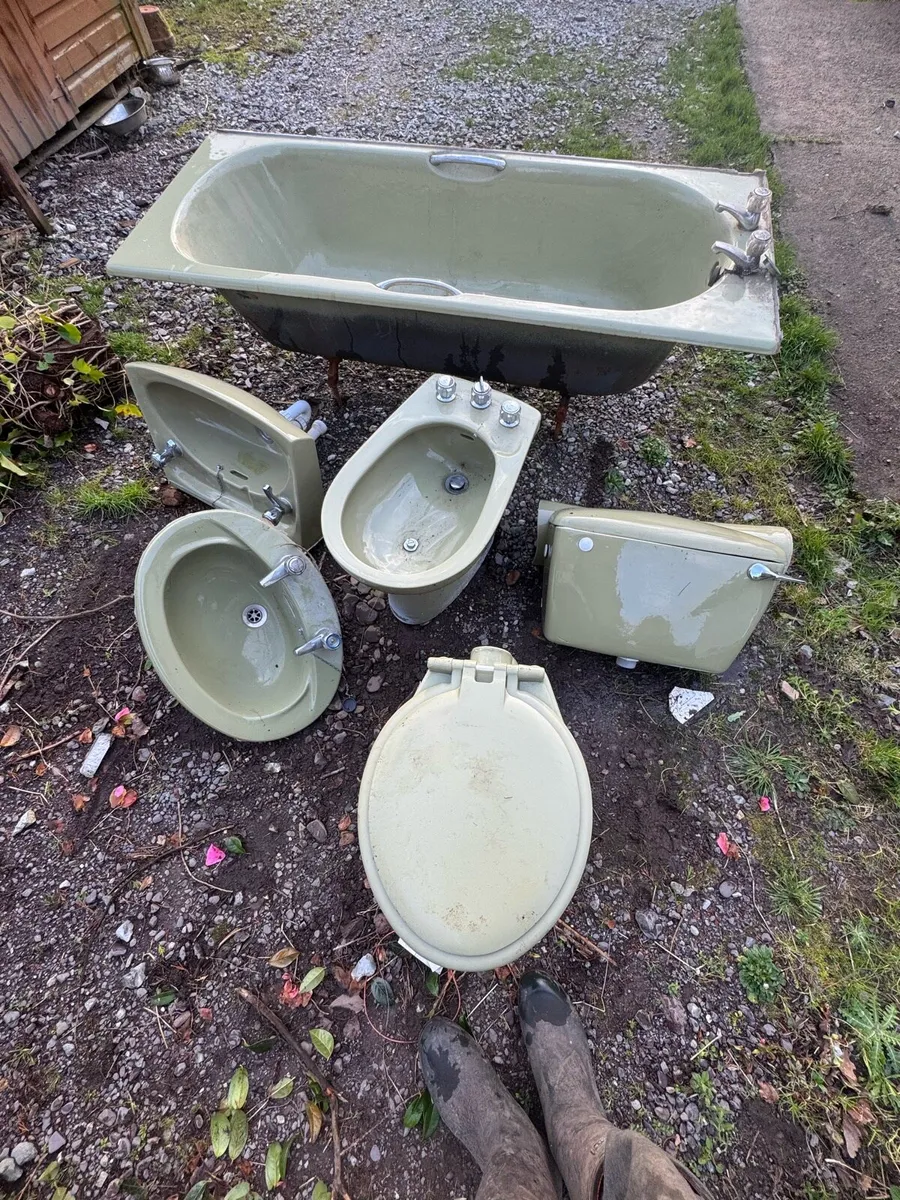 Bathroom suite - Image 1